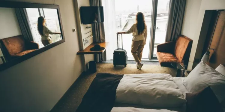 دليل المسافر .. 8 أخطاء شائعة في الفنادق.. تجنبها لرحلة أكثر راحة