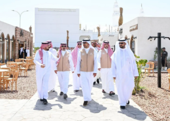 أمير المدينة المنورة يستقبل وزير البلديات والإسكان