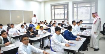 كيف يسهم إدراج منهج «السياحة والضيافة» في توطين 1.6 مليون وظيفة بالسعودية؟