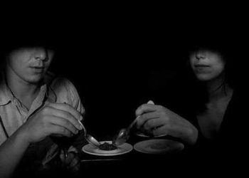 تجربة عشاء لا تُنسى.. لعشاق المغامرة مطاعم ملبورن تقدم الطعام في الظلام