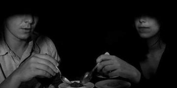 تجربة عشاء لا تُنسى.. لعشاق المغامرة مطاعم ملبورن تقدم الطعام في الظلام