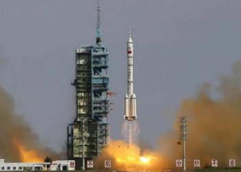 الصين تطلق صاروخًا