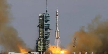 الصين تطلق صاروخًا