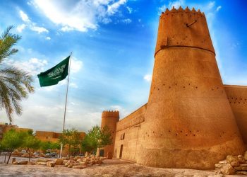 في اليوم الوطني الـ95.. المصمك يستعيد ذاكرة الوطن بحكايات الإبل