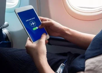 لماذا يجب ضبط الهواتف المحمولة على وضع الطيران أثناء السفر؟