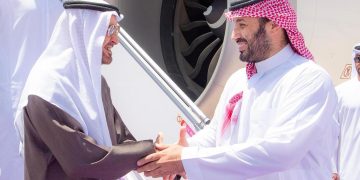 ولي العهد يستقبل رئيس دولة الإمارات لدى وصوله إلى الرياض