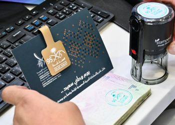 في اليوم الوطني السعودي الـ 95.. ختم المحبة يزين جوازات السعوديين بمطار دبي