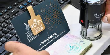 في اليوم الوطني السعودي الـ 95.. ختم المحبة يزين جوازات السعوديين بمطار دبي
