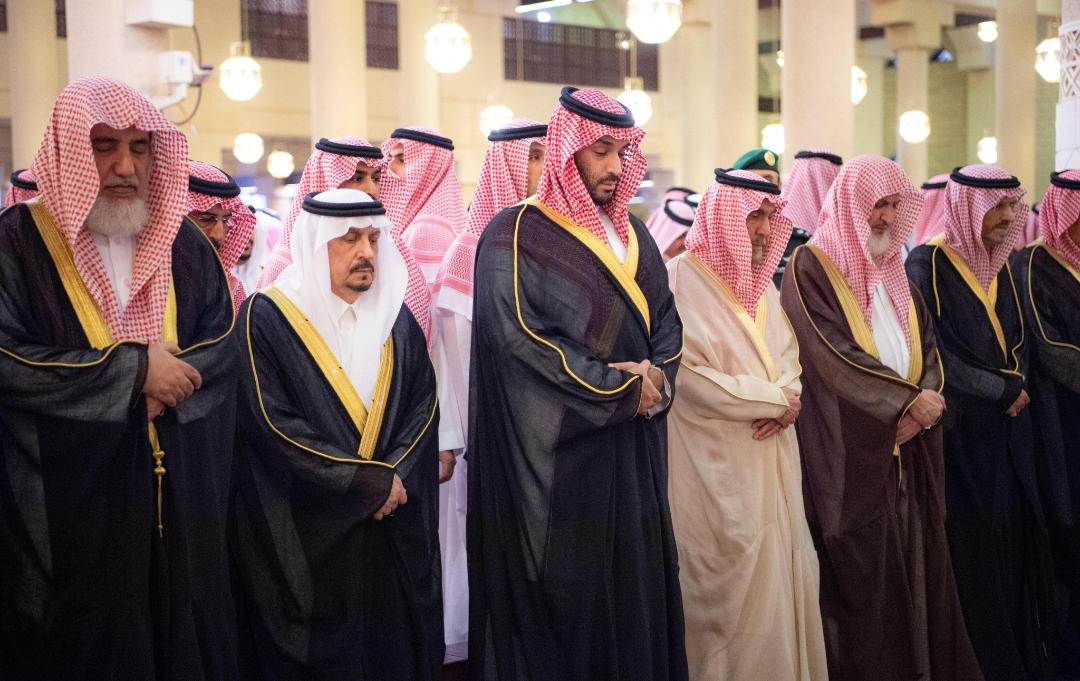 ولي العهد يؤدي صلاة الميت على مفتي السعودية
