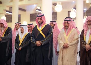 ولي العهد يؤدي صلاة الميت على مفتي المملكة في جامع الإمام تركي بن عبدالله بالرياض