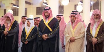 ولي العهد يؤدي صلاة الميت على مفتي المملكة في جامع الإمام تركي بن عبدالله بالرياض