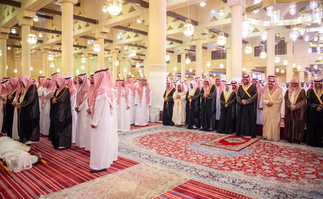 ولي العهد يؤدي صلاة الميت على مفتي السعودية