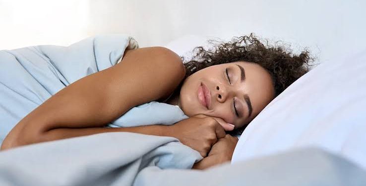 دليل النوم المثالي.. كم ساعة يحتاجها جسدك من الطفولة حتى الكِبر؟