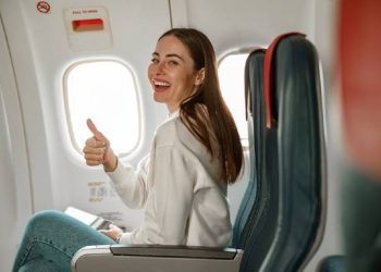 السفر بالطائرة لأول مرة.. دليلك لتفادي القلق والاستمتاع بالرحلة 