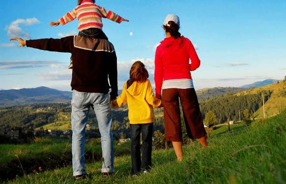 عطلات عائلية مرهقة.. 71% من الآباء والأمهات يحتاجون إلى راحة إضافية بعد العودة من السفر