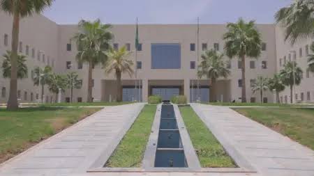 تعليق الدراسة الحضورية