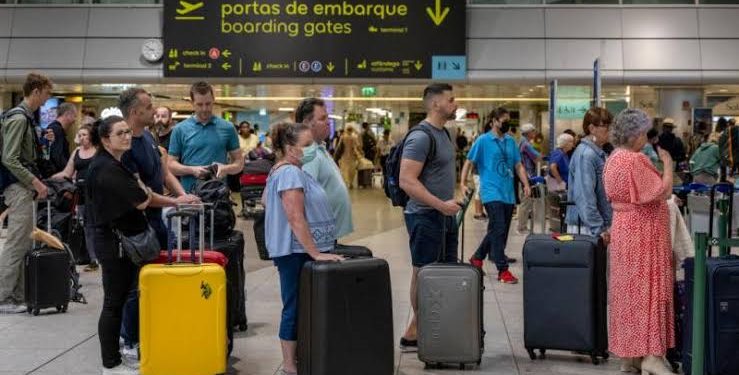 استمرار الفوضى في مطارات أوروبا بعد هجوم إلكتروني غامض.. والمسافرون عالقون بالتأخير والإلغاءات
