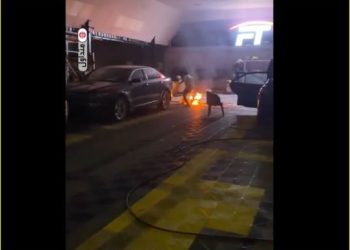 فيديو.. شجاعة مواطن في الجبيل تُنقذ محل سيارات من حريق محقق