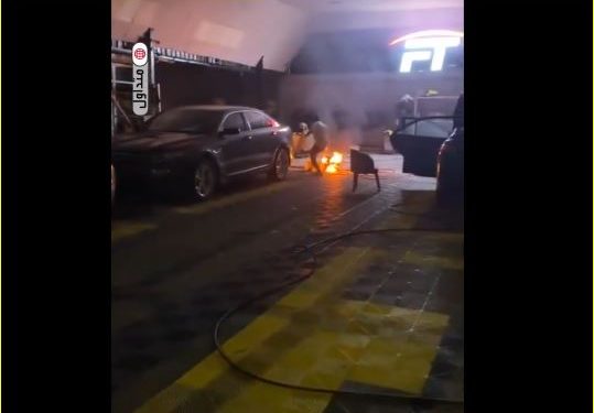 فيديو.. شجاعة مواطن في الجبيل تُنقذ محل سيارات من حريق محقق