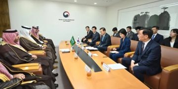 الحقيل يبحث تطوير مشروع التوأم الرقمي "بلدي" في كوريا الجنوبية