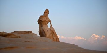 صخرة “العروسة” شمال العلا.. أعجوبة نحتتها الطبيعة عبر آلاف السنين