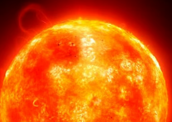 رصد بقع شمسية كبيرة وتوقعات بتوهجات شمسية على مرصد “نور الفلك” في القصيم