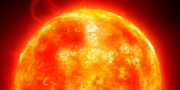 رصد بقع شمسية كبيرة وتوقعات بتوهجات شمسية على مرصد “نور الفلك” في القصيم