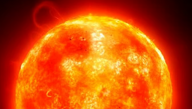 رصد بقع شمسية كبيرة وتوقعات بتوهجات شمسية على مرصد “نور الفلك” في القصيم