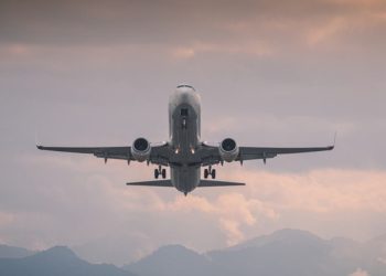 مخاطر خفية في الأجواء.. ما لا تعرفه عن تأثير الطيران على الجسم