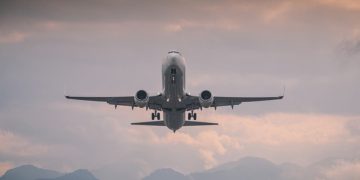 مخاطر خفية في الأجواء.. ما لا تعرفه عن تأثير الطيران على الجسم