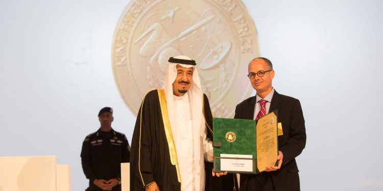 السعودية تفخر بأحد رواد الكيمياء.. عمر ياغي الفائز بجائزة نوبل