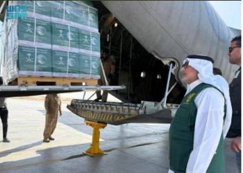 الطائرة الإغاثية السعودية الـ70 تصل مطار العريش لدعم أهالي غزة