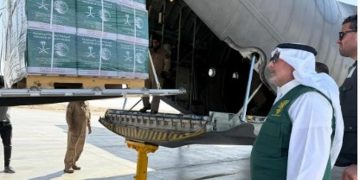 الطائرة الإغاثية السعودية الـ70 تصل مطار العريش لدعم أهالي غزة