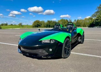 زينوس البريطانية تطلق النسخة الجديدة E10 بقوة 380 حصانًا وتصميم رياضي ملفت