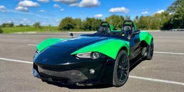 زينوس البريطانية تطلق النسخة الجديدة E10 بقوة 380 حصانًا وتصميم رياضي ملفت