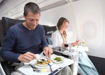 لماذا عليك تجنّب تناول الطعام على متن الطائرة؟ الجواب في جهازك الهضمي