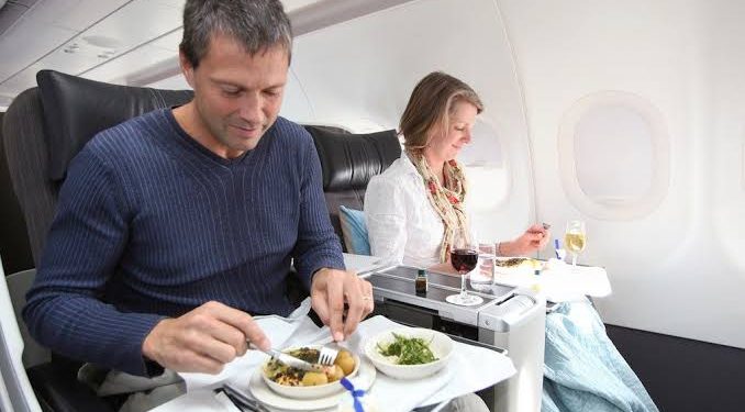 لماذا عليك تجنّب تناول الطعام على متن الطائرة؟ الجواب في جهازك الهضمي