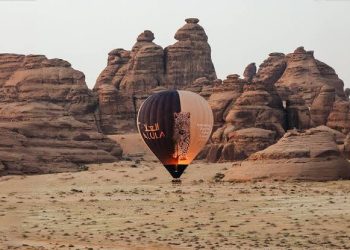 رحلات المناطيد تعود إلى سماء العُلا.. تجربة تُحلق بين سحر الصحراء وروح المغامرة