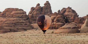 رحلات المناطيد تعود إلى سماء العُلا.. تجربة تُحلق بين سحر الصحراء وروح المغامرة