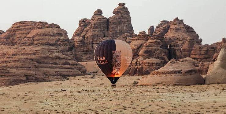رحلات المناطيد تعود إلى سماء العُلا.. تجربة تُحلق بين سحر الصحراء وروح المغامرة