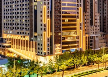 للعام الثاني.. “تايم ربا مكة” يرفع راية الضيافة السعودية عالميًا في برشلونة