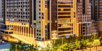 للعام الثاني.. “تايم ربا مكة” يرفع راية الضيافة السعودية عالميًا في برشلونة