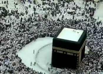 استمرار عمليات التعقيم في المسجد الحرام مع تزايد أعداد الطائفين