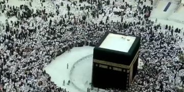 استمرار عمليات التعقيم في المسجد الحرام مع تزايد أعداد الطائفين