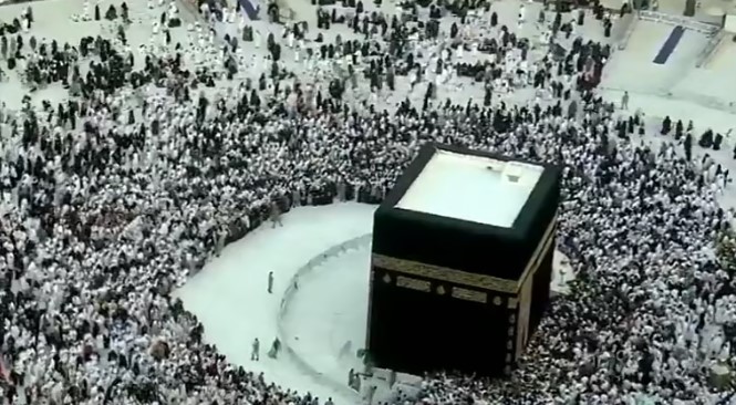 استمرار عمليات التعقيم في المسجد الحرام مع تزايد أعداد الطائفين