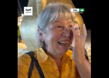 سائحة ألمانية تبكي تأثراً بجمال المملكة وكرم السعوديين