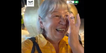 سائحة ألمانية تبكي تأثراً بجمال المملكة وكرم السعوديين