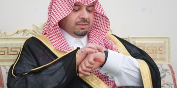 أمير الحدود الشمالية يسلّم 50 وحدة سكنية لمستفيدي الجمعيات الخيرية ضمن مشاريع طريف التنموية