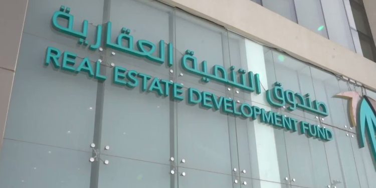 اتفاقية ثلاثية بين الصندوق العقاري و”الأهلي السعودي” و”ليدار” لتمويل تملك المساكن في القصيم اتفاقية استراتيجية لدعم تملك المساكن وقّع صندوق التنمية العقارية اتفاقية ثلاثية مع البنك الأهلي السعودي وشركة ليدار للاستثمار، تهدف إلى توفير حلول تمويلية للراغبين في التملك ضمن مشرو