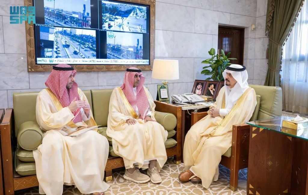 أمير الرياض يطّلع على مستجدات برامج ومشروعات وزارة البلديات والإسكان